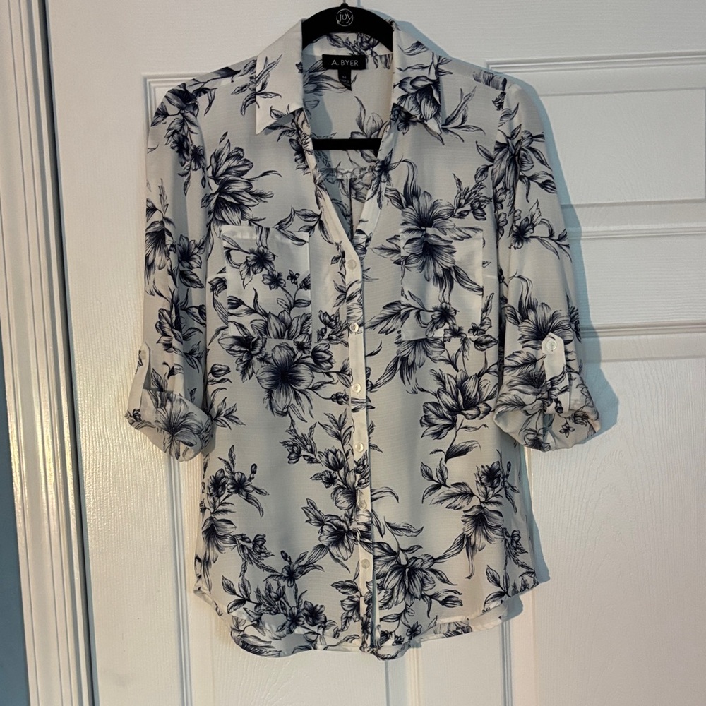 A. Byer Women's Black and White Floral Button-Down Shirt